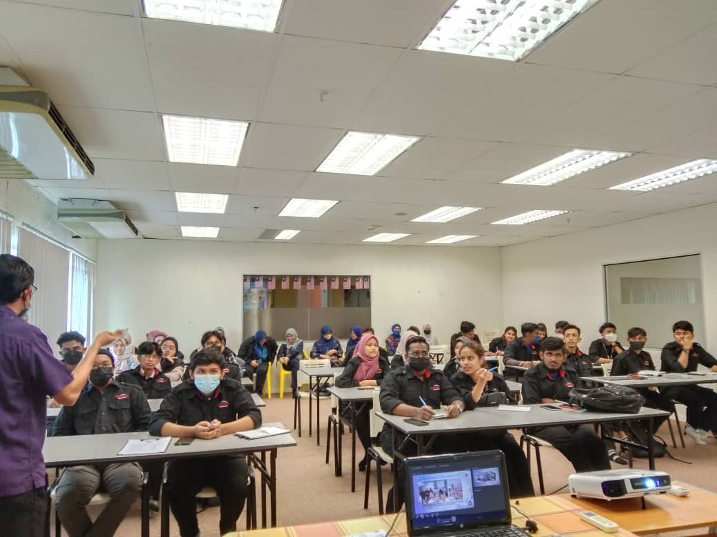 PELAJAR POLITEK IBRAHIM SULTAN